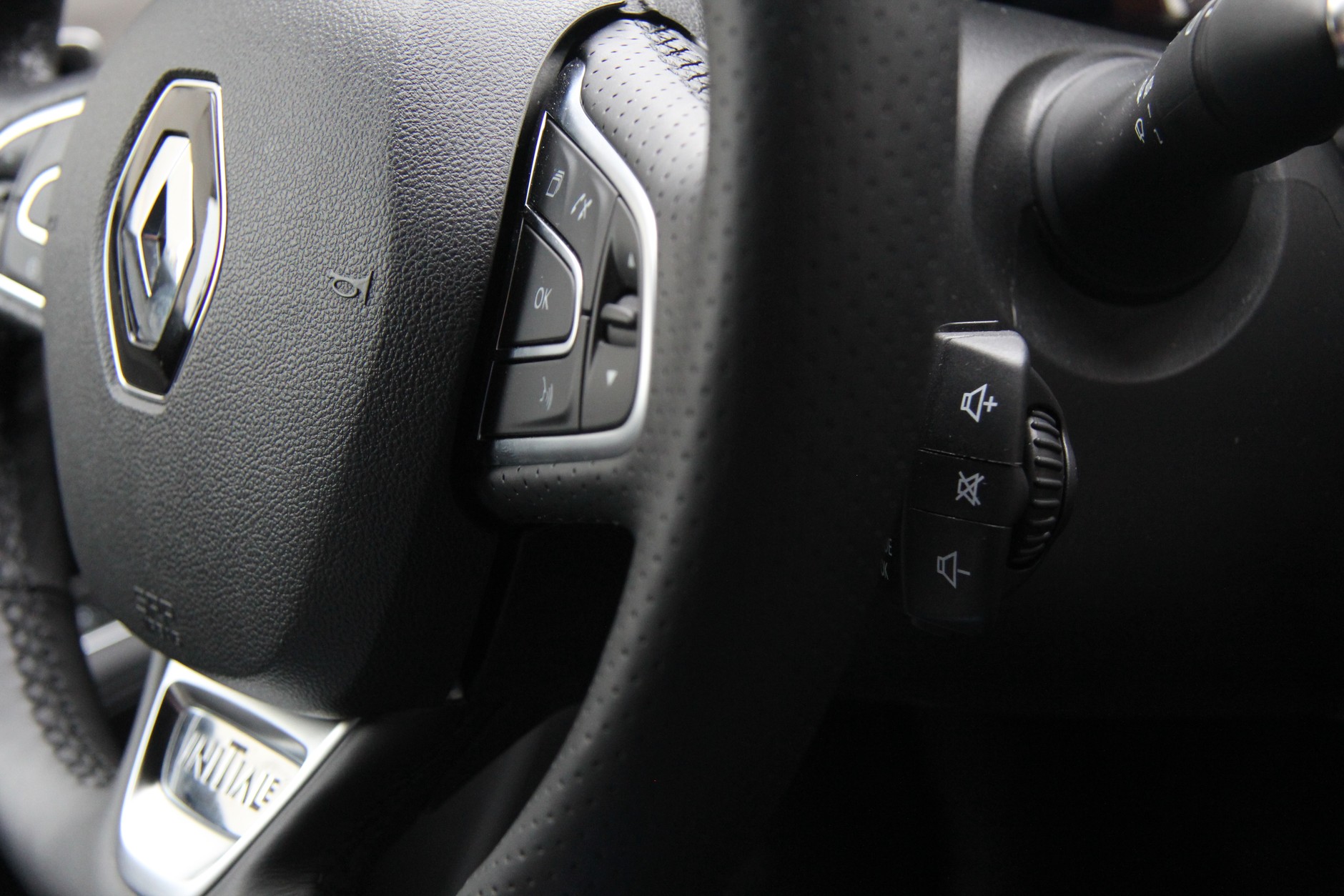 Renault Talisman: pilot w kolumnie kierownicy