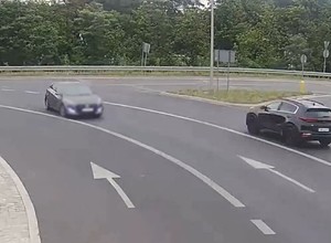Niebezpieczna sytuacja na rondzie. Jazda pod prąd [wideo]