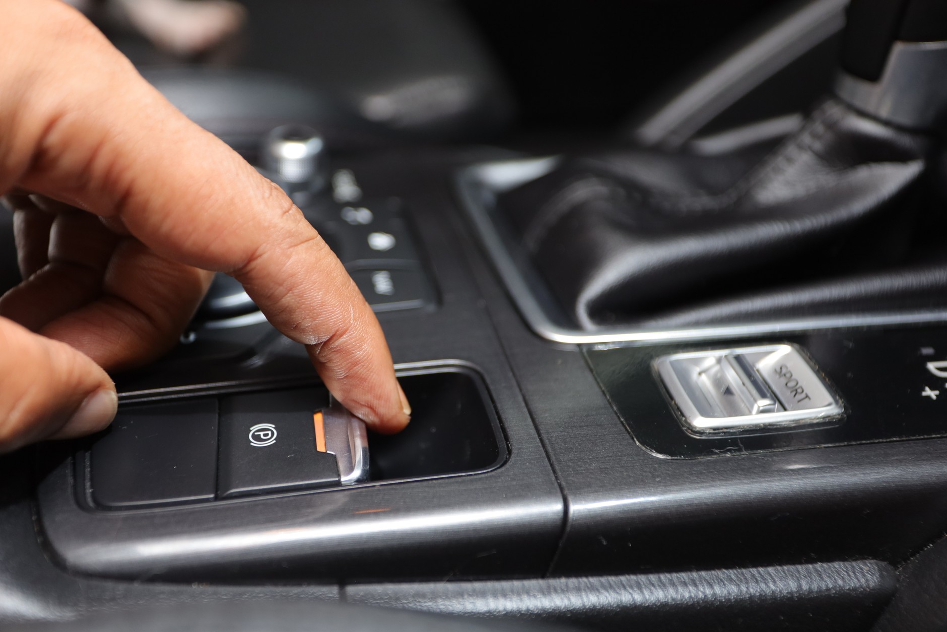 W nowych modelach aut elektrycznie sterowany hamulec postoowy to już norma, klasyczny "ręczny" stosowany jest coraz rzadziej. 