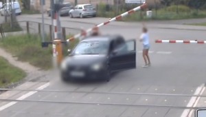Z dziećmi wjechała na przejazd na czerwonym świetle. Sytuację uratowała 17-latka [WIDEO]