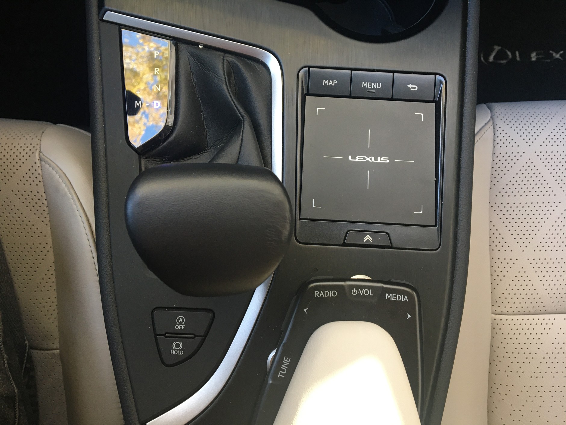 Lexus UX 200 – mało praktyczny, ale za to nieprzeciętnie ładny