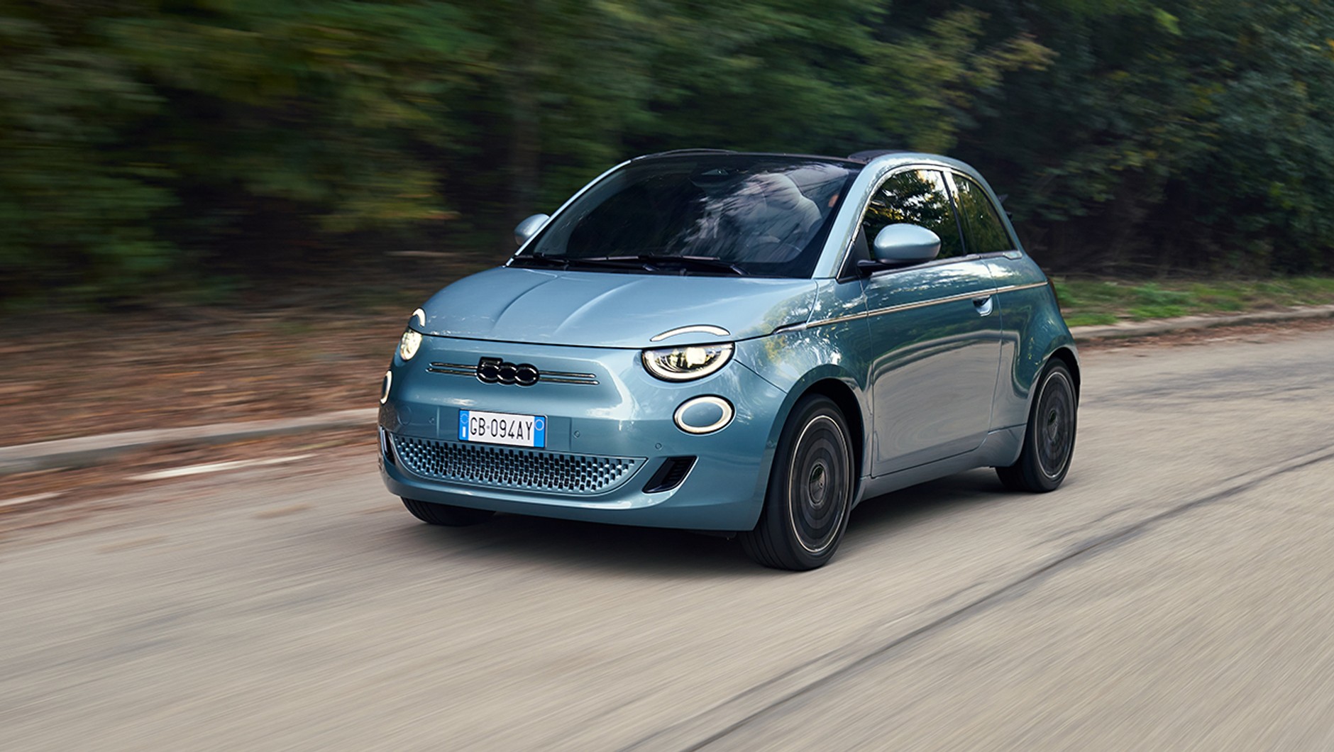 Elektryczny Fiat 500 to miejskie autko, które nieźle radzi sobie także na autostradzie. Żadne z aut w teście nie zużyło mniej energii przy 130 km/h.