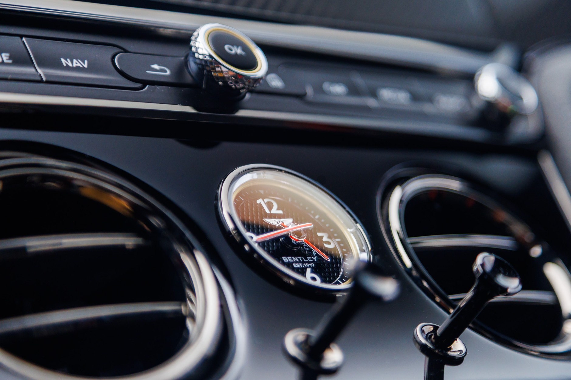 Zegarek mechaniczny to punkt obowiązkowy. Bentley Continental GT Speed zachowuje klasyczne rozwiązania nawet w 2025 r.