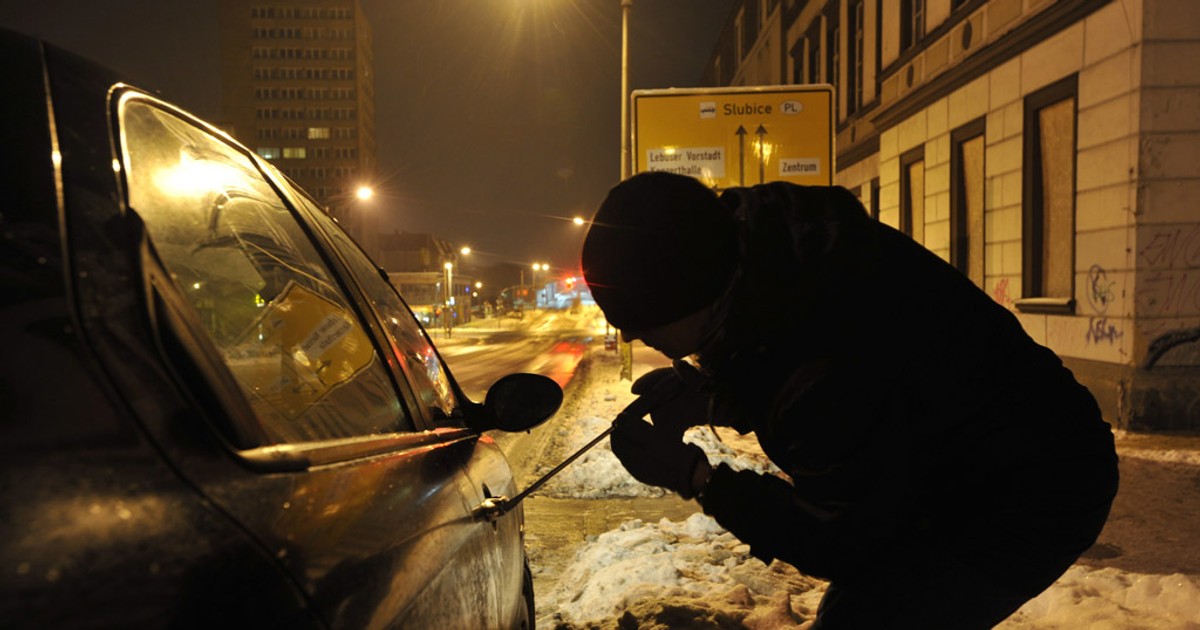Nowy sposób kradzieży aut. Nie daj się złapać ,,na butelkę”