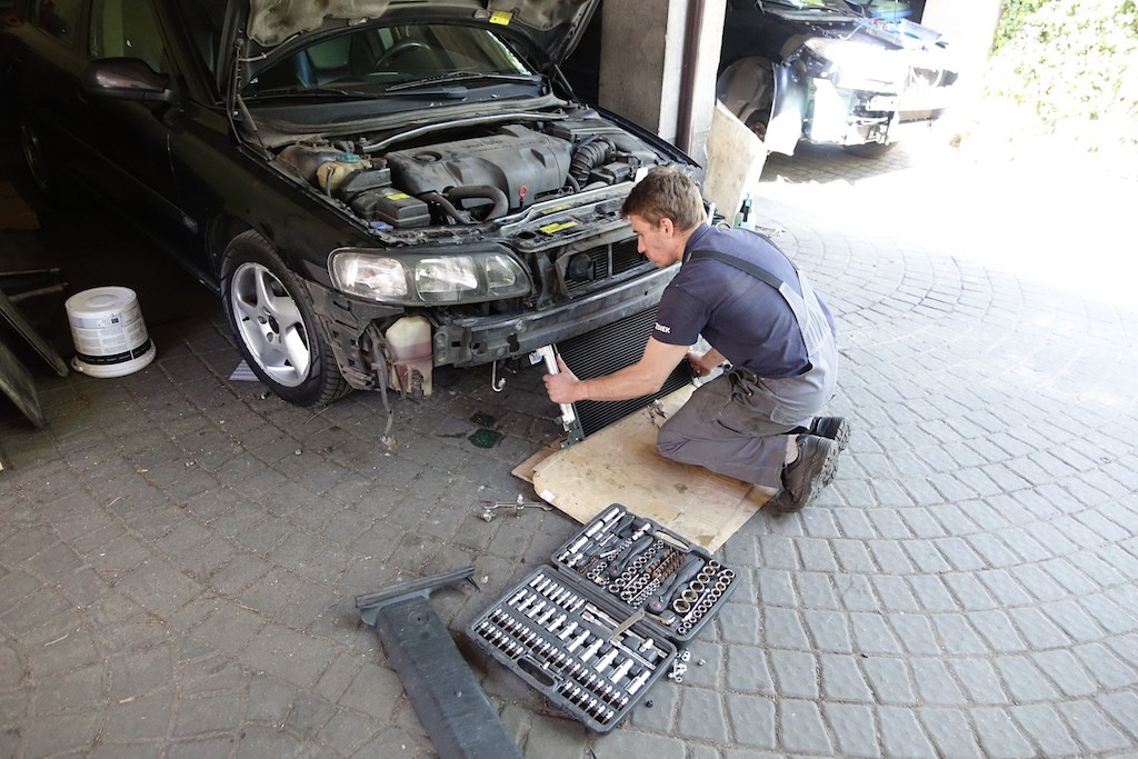 Jazda starszym samochodem zwiększa ryzyko częstych wizyt w serwisie. Limit, kiedy warto sprzedać auto, to 13 lat