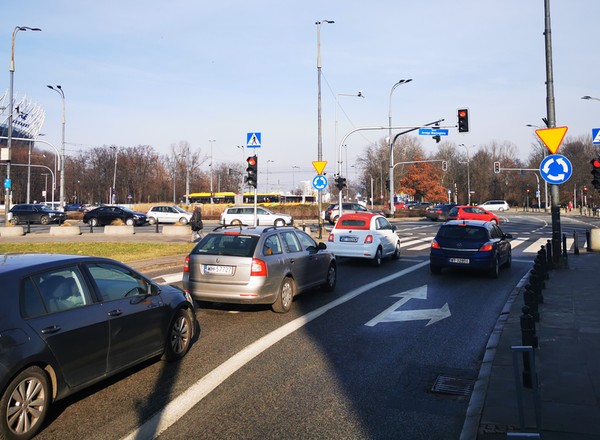 Prawy kierunkowskaz przed zjazdem z ronda? Tak, ale... nie zawsze