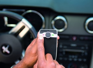 Zestawy głośnomówiące. Zobacz jak bezpieczne korzystać z telefonu w samochodzie