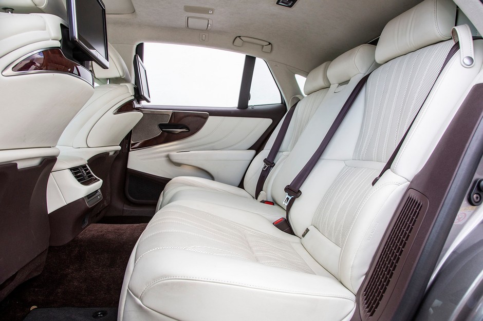 Lexus LS500h - jeździć czy być wożonym?