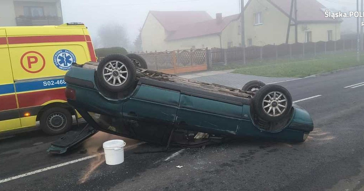  Kierowca audi uderzył w latarnię. Skończyło się na dachowaniu