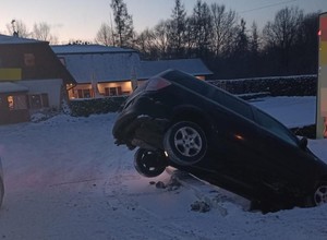 "Zaparkował" Opla w rowie i... zasnął w cudzym wiatrołapie