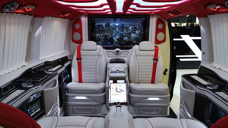 Luksusowe vany - salon samochodowy w Genewie