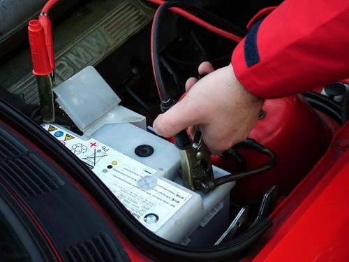 Akumulator można ładować w aucie, jeśli jest ciepło; jeśli auto stoi na mrozie, akumulator lepiej wziąć w celu naładowania do domu