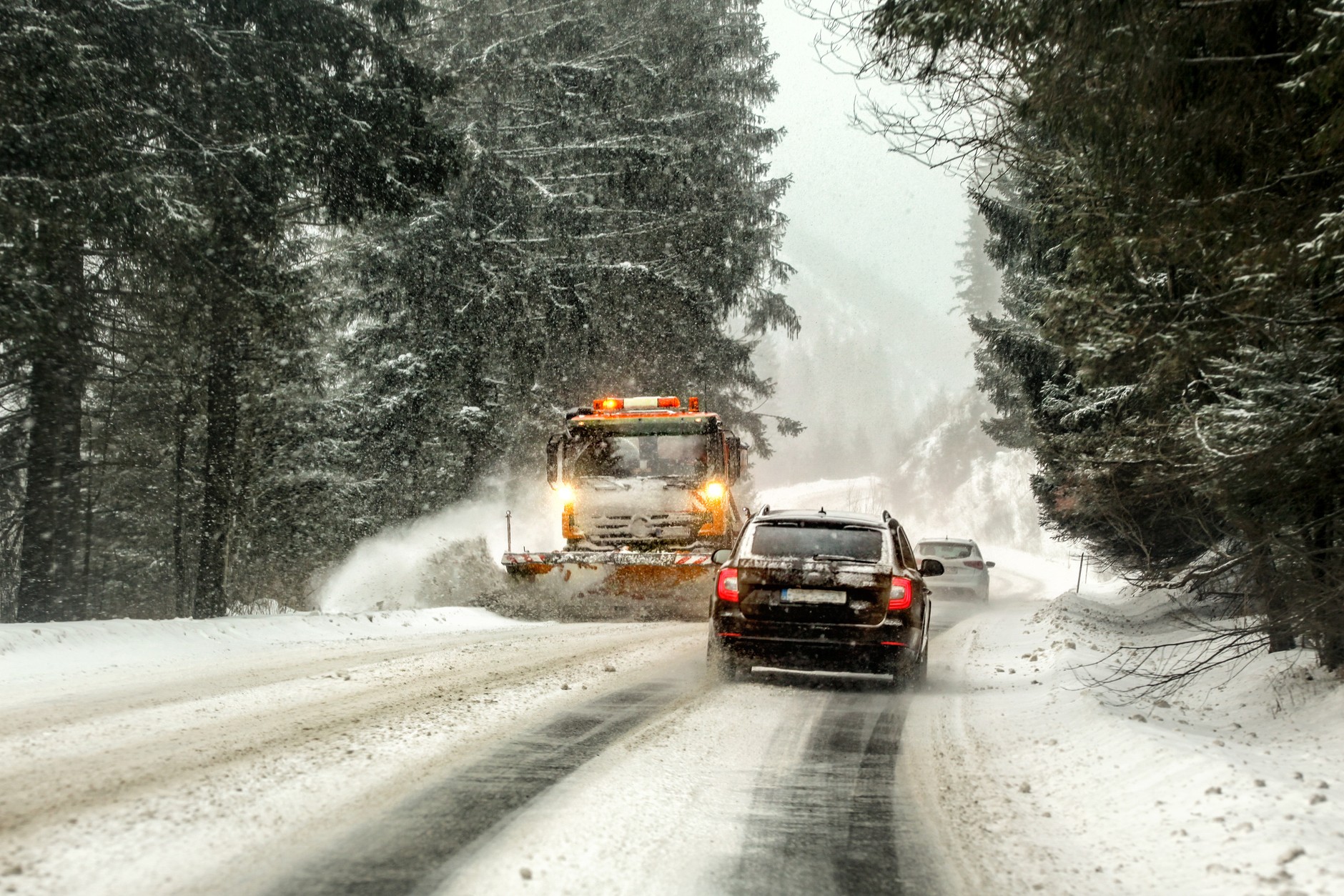 Pług na górskiej drodze