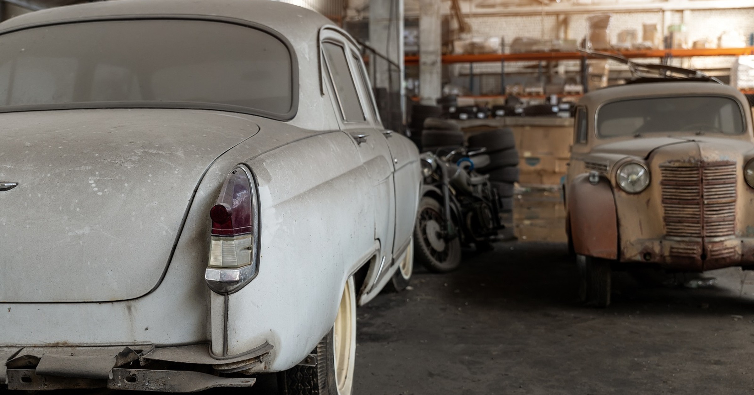 Barnfind - zakurzone auta w garażu. Zdjęcie poglądowe