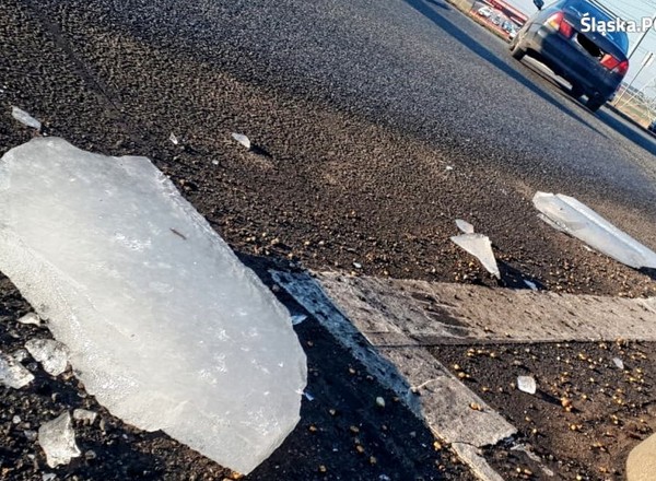 Bryła lodu spadła z jadącej ciężarówki na samochód osobowy