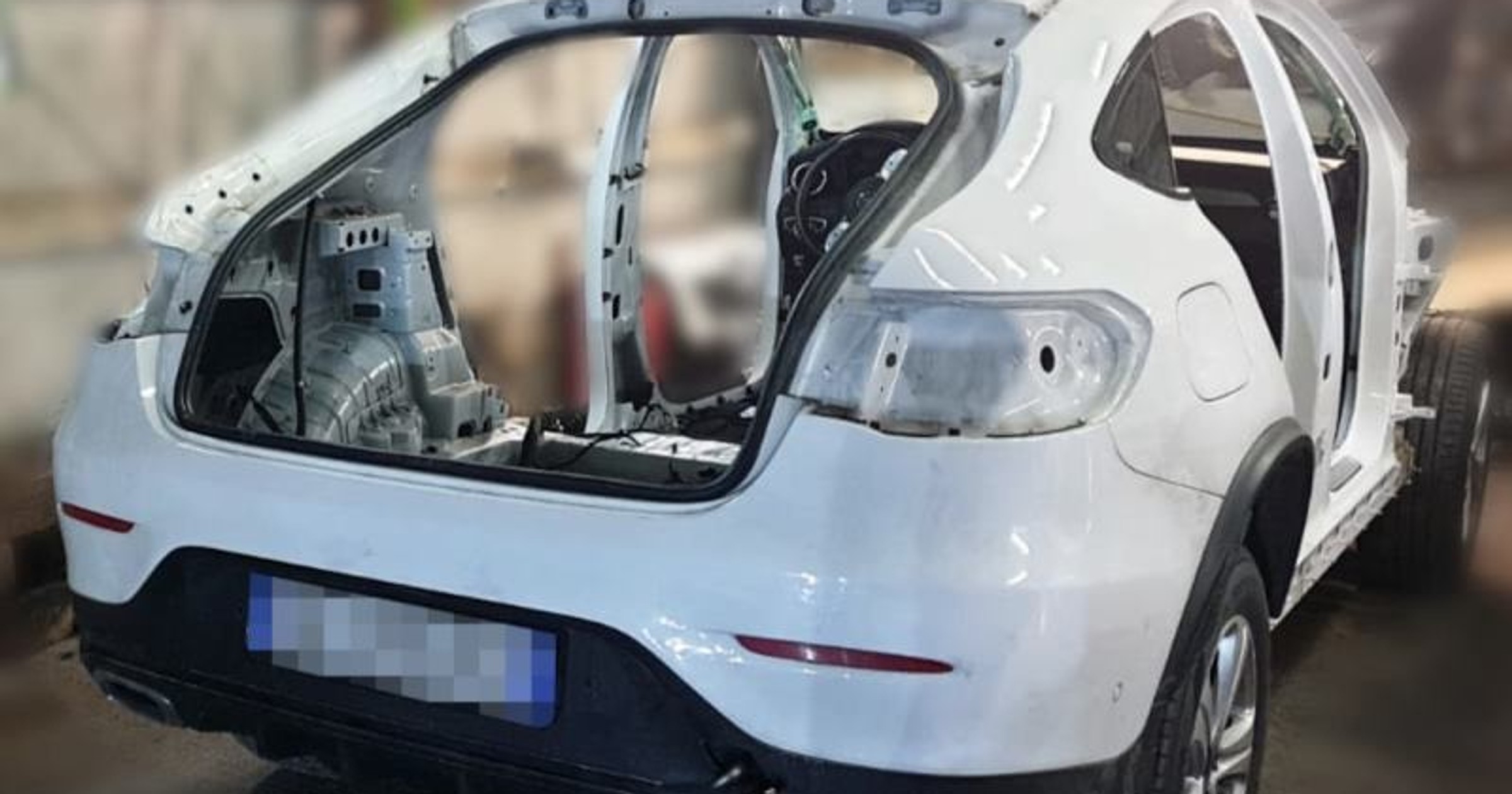 Zabezpieczony Mercedes GLC 300D 4matic, częściowo już zdemontowany