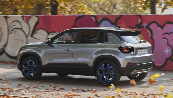 Nowy Jeep Avenger z "miękką hybrydą". A pomyśleć, że początkowo miał być tylko elektryczny