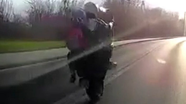 Motocyklista chciał się popisać