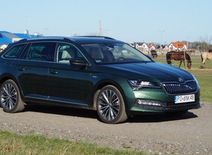 Skoda Superb iV - jak się żyje z hybrydą plug-in? Tankować czy ładować?