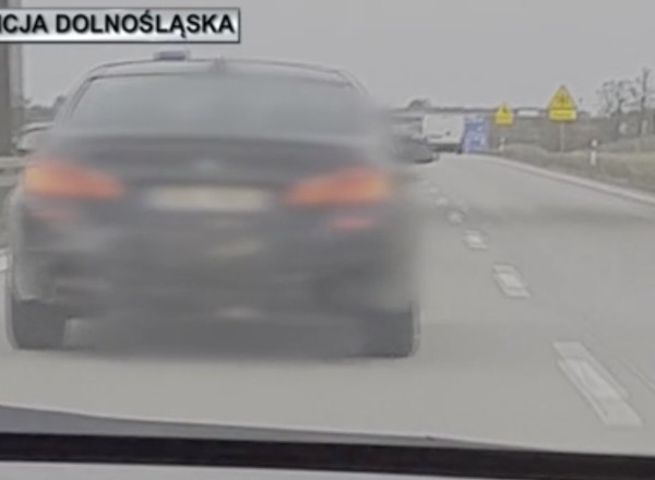 Pościg za BMW z niebieskim „kogutem” – kierowca trafi przed sąd