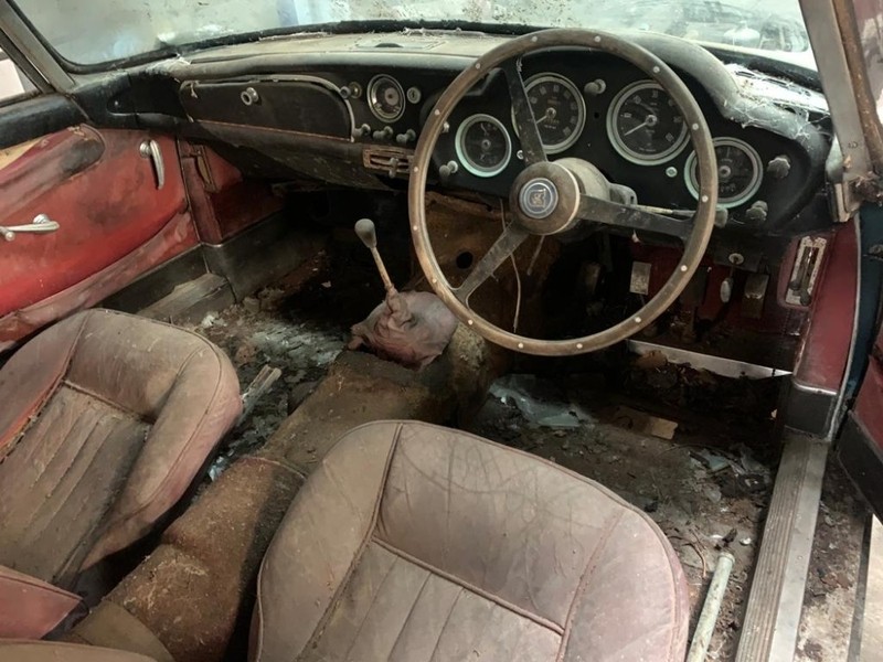 Aston Martin DB4 znaleziony po 30-letnim postoju w stodole