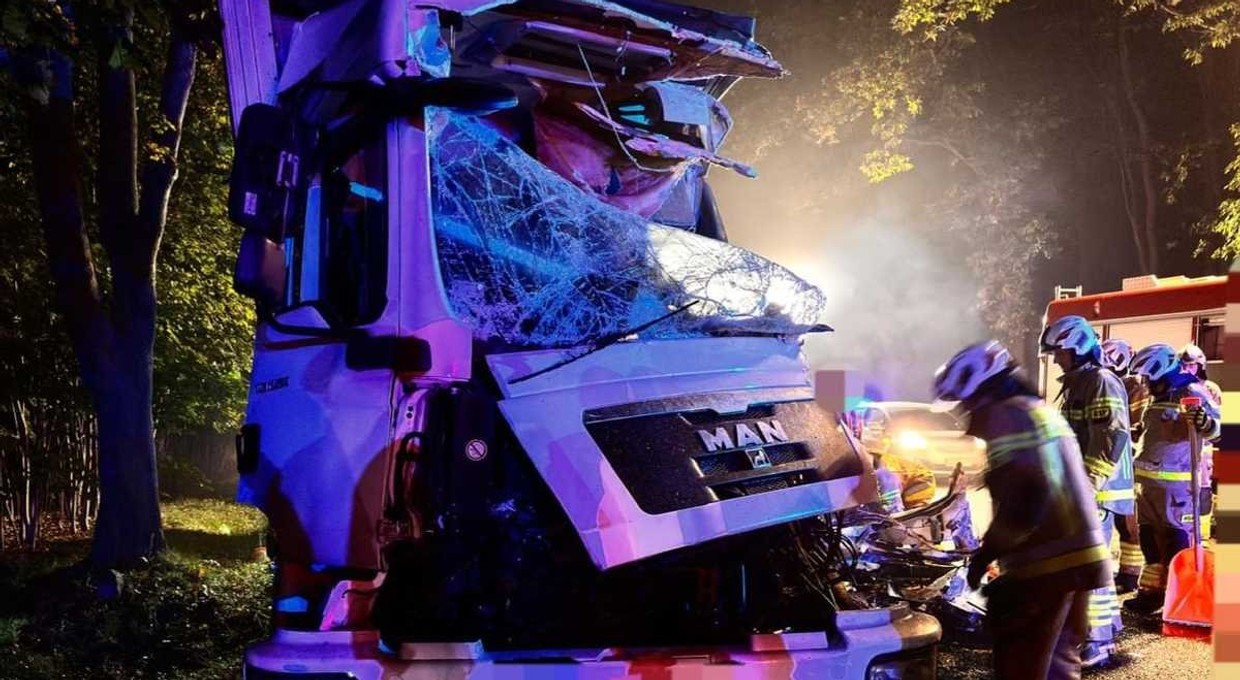 Kierowca ciężarówki uderzył w poprzedzający go samochód. Tragiczny Wypadek na DK 19