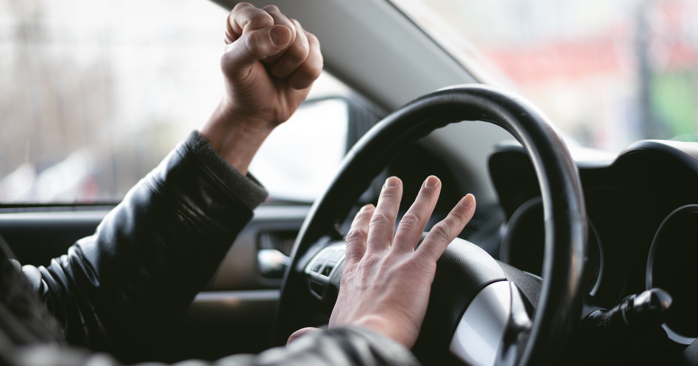 Uszkodził auto, wsiadł i zaczął trąbić