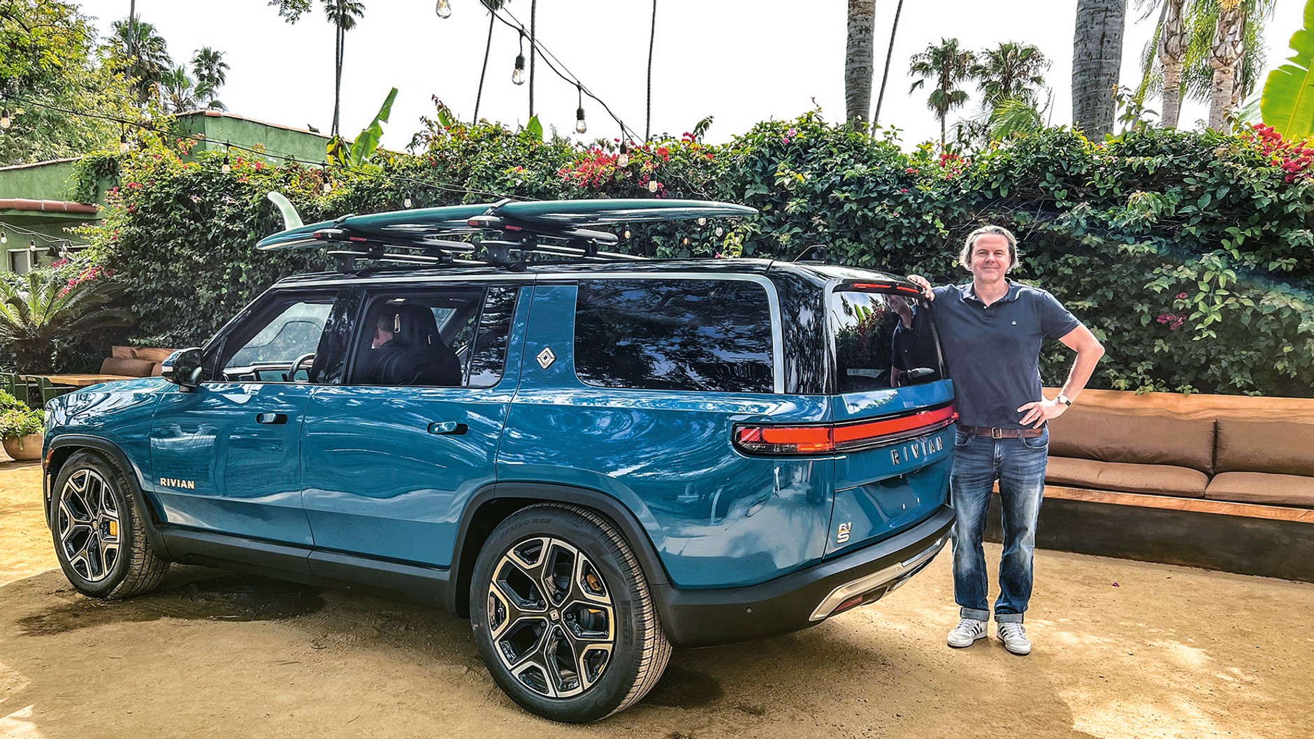 Auto dla surfera: SUV R1S może przewieźć do siedmiu osób i 2944 l bagażu. Dwie osoby mogą w kabinie przenocować