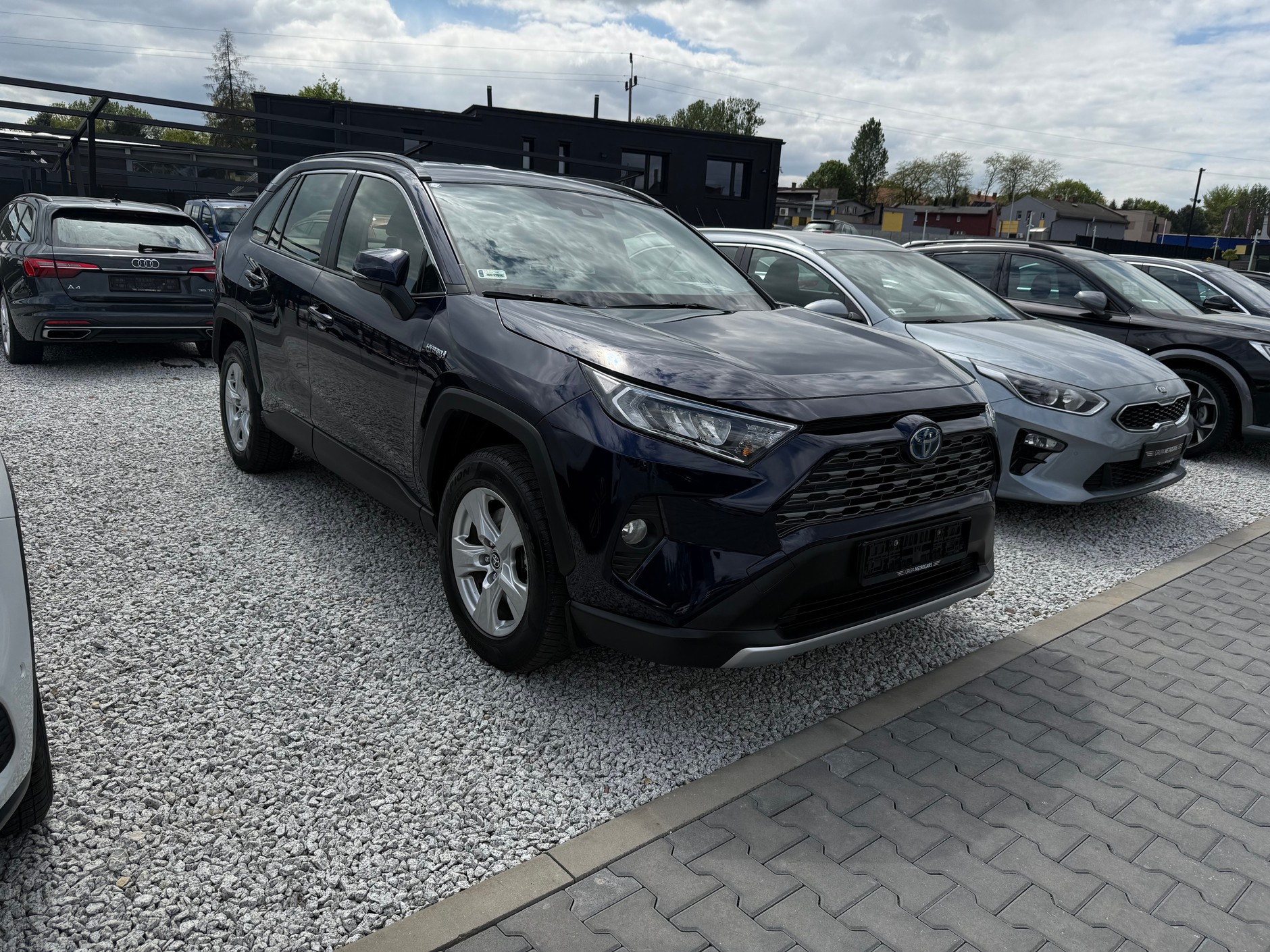 Ten sam kolor – lepszy stan, tego samochodu nikt nie traktował "z buta". Ale to wciąż 5-letnie poflotowe auto w podstawowej wersji i ekstremalnej cenie – prawie 120 tys. zł