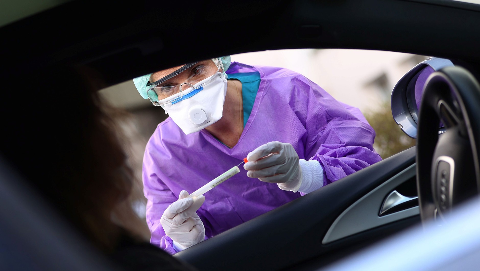 Doktor Roxana Sauer ze szpitala w Groß-Gerau w Niemczech pobiera próbkę śliny.