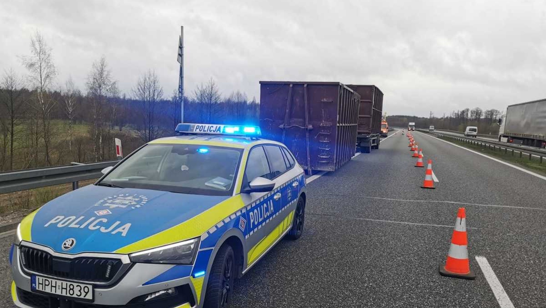 Patrol policji zabezpieczył porzucone kontenery na S8