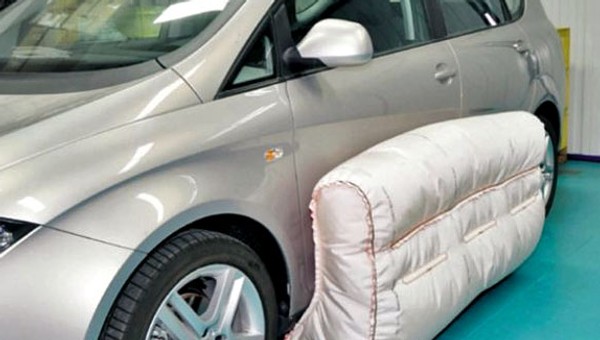 Poduszki zewnętrzne w autach za 6 lat