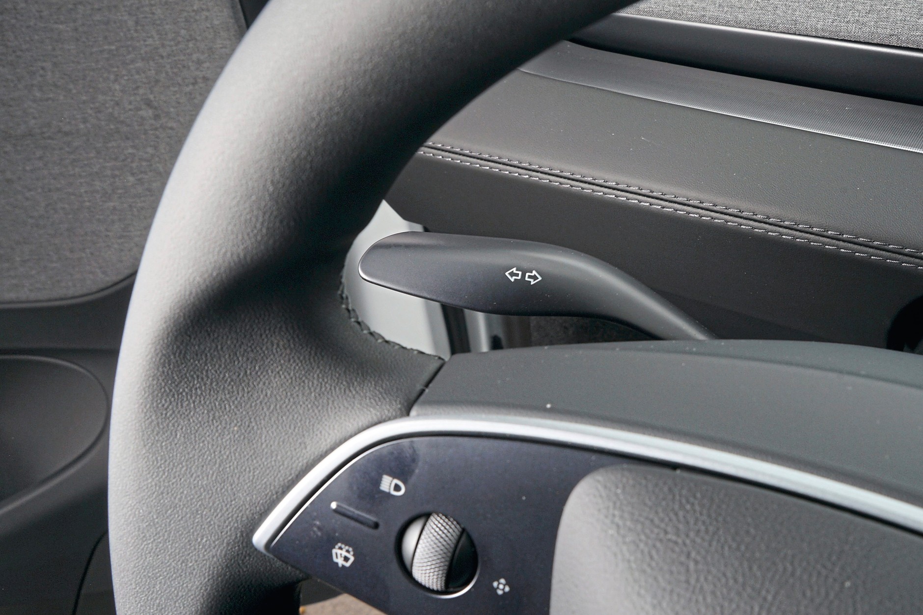 Tesla Model Y Standard: czasy są takie, że trzeba się cieszyć ze standardowej dźwigienki kierunkowskazów. W Tesli to wcale nie oczywistość. 