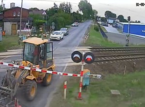Wjechał ładowarką na czerwonym świetle. O włos od tragedii