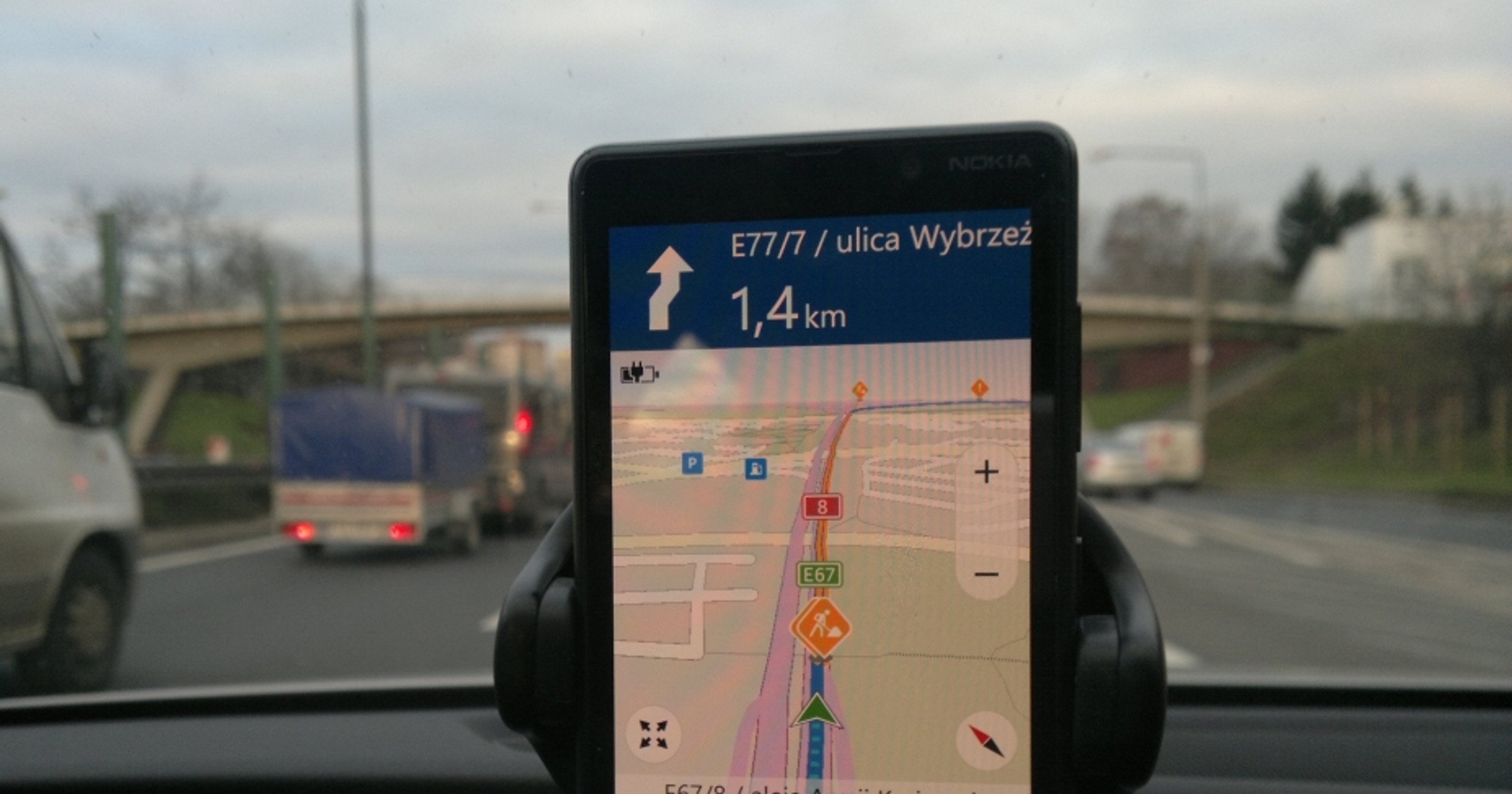 Niekiedy Lumia 820 konsekwentnie omija remontowane drogi. Ale równie często prowadzi w miejsca, które są przejezdne tyle, że z ograniczeniami wskutek remontów. 