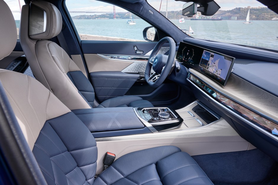 BMW i7 M70