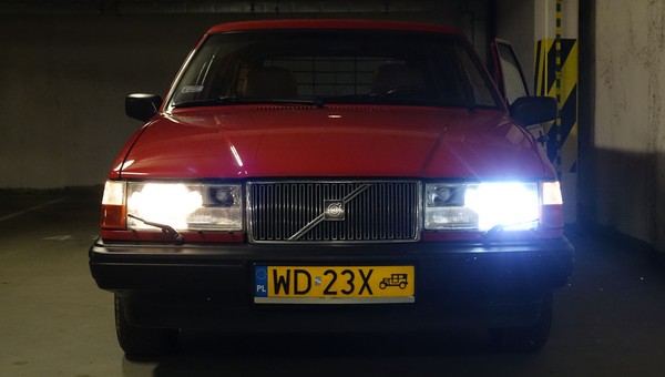 Retrofity LED są dostępne także w barwie bliskiej klasycznemu halogenowi. Dzięki temu starsze auto lepiej świeci i dobrze wygląda