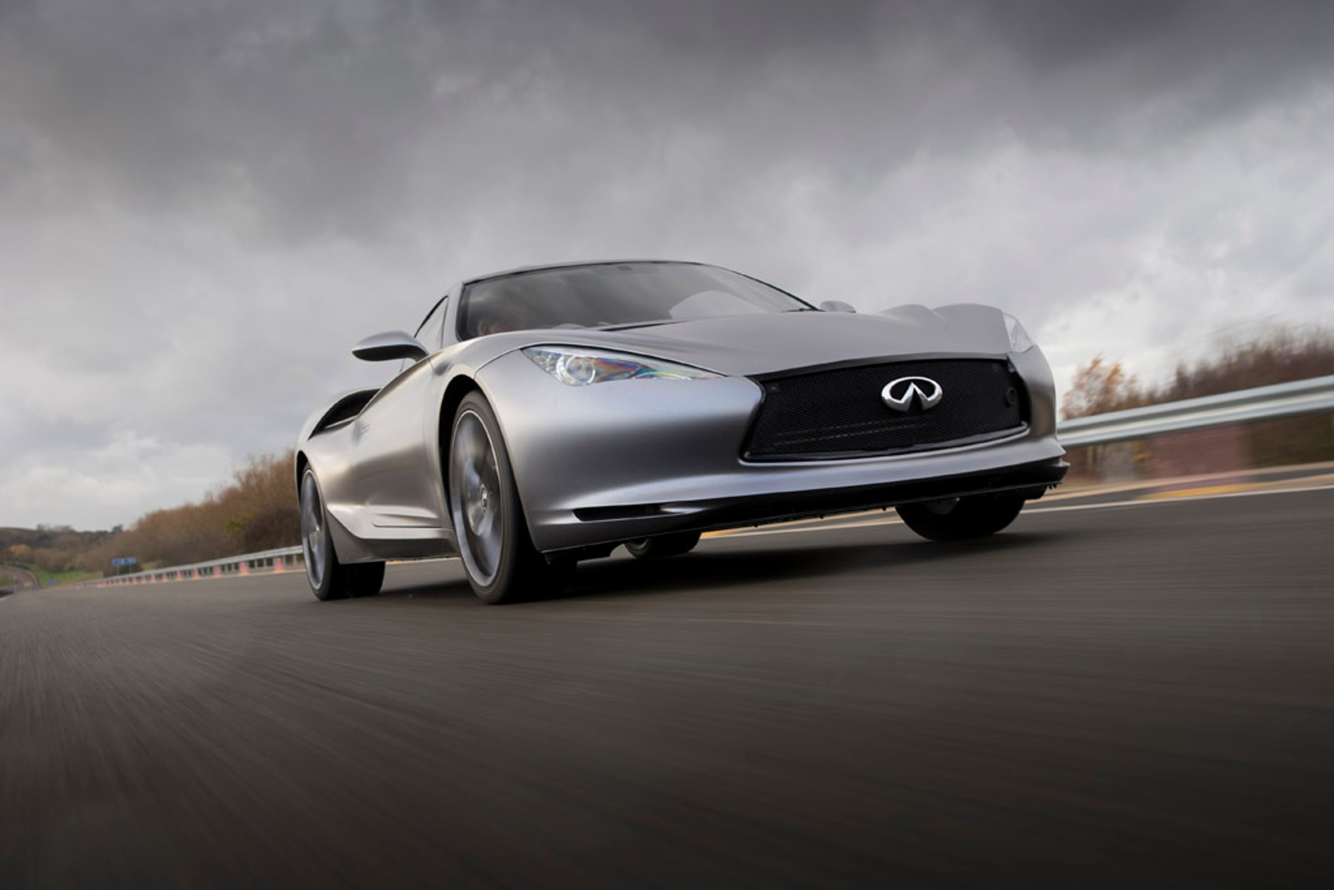 Infiniti Emerg-e: samochód mknący w milczeniu