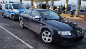 Kierowca w takim stanie przyjechał na stację paliw. W aucie leżał dowód