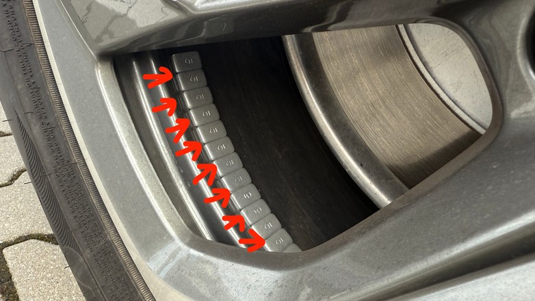 Ciężarki wyważające na kole – na tej obręczy były dwa takie paski. Nie za dużo?