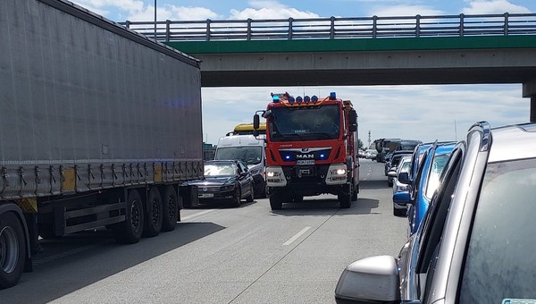 Kierowcy stworzyli wzorowy korytarz życia na drodze S8