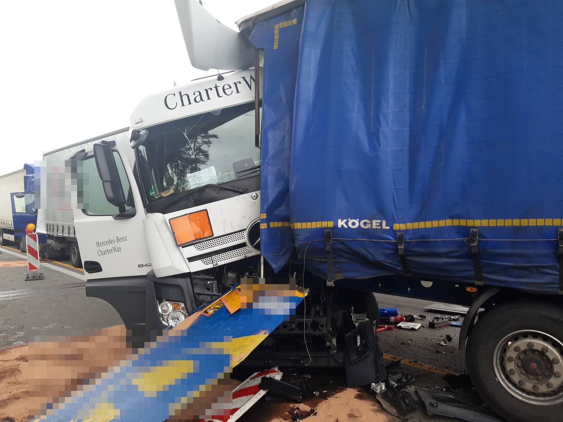 Na niemieckiej autostradzie A3 zderzyło się sześć ciężarówek