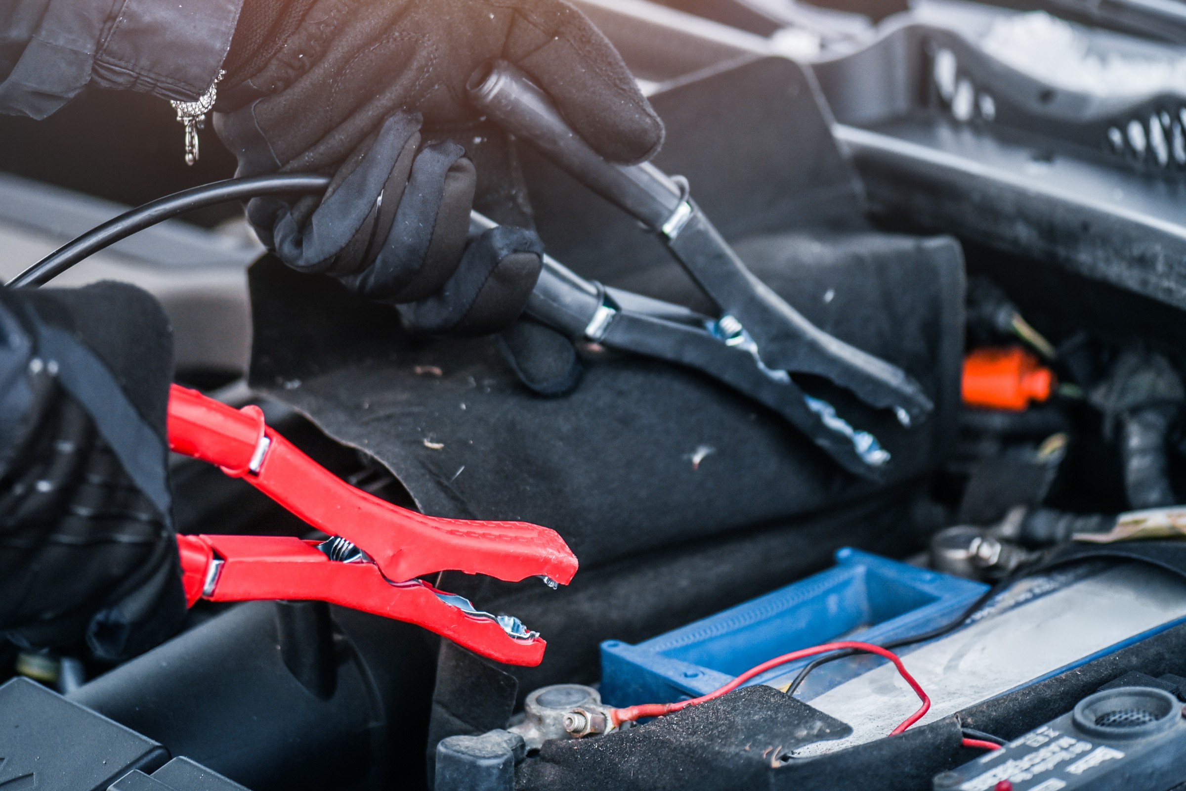 Tak odpalisz samochód z rozładowanym akumulatorem. Wolisz kable czy powerbank?