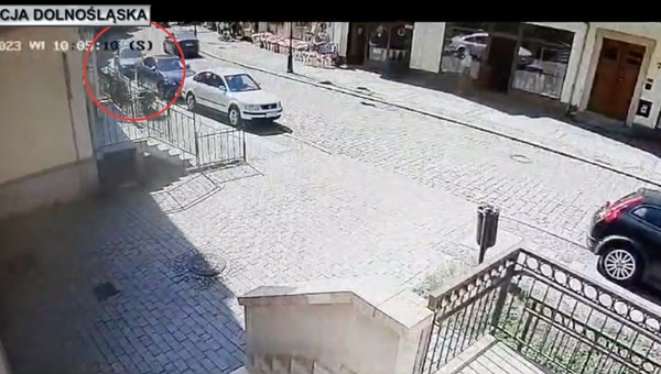 Gdy policjanci odkryli prawdę, sprawdzili zapis monitoringu przed komisariatem