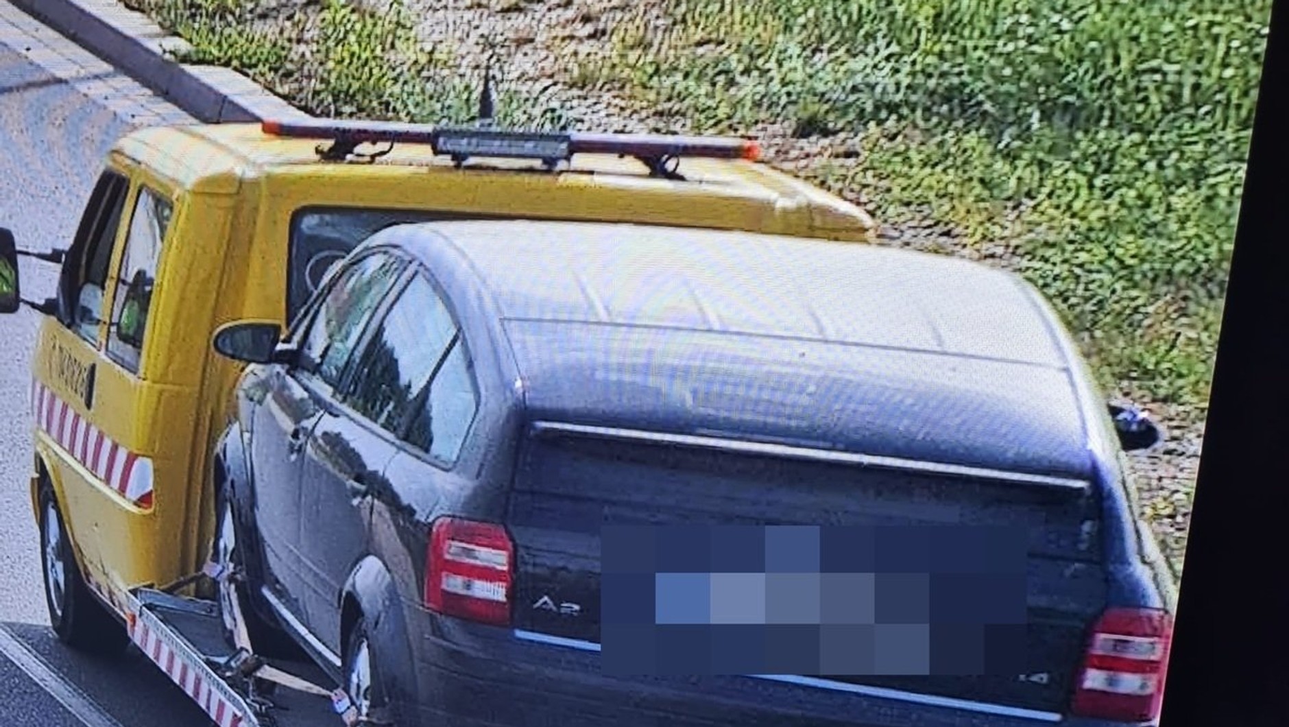 Na prośbę złodziejskiej pary Audi A2 zabrała laweta