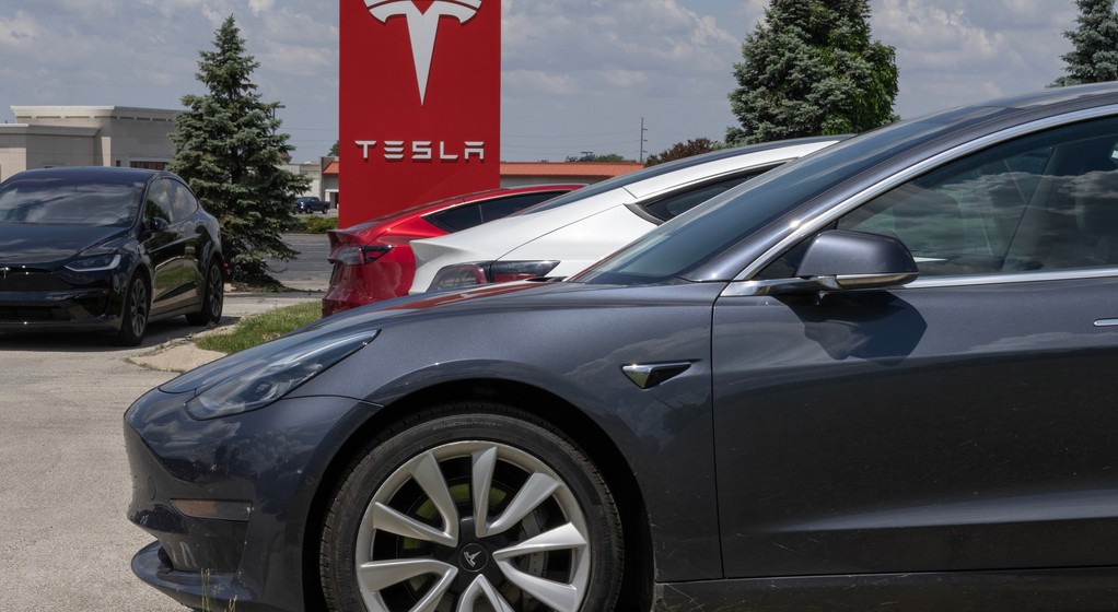 Samochody na placu dealera Tesli