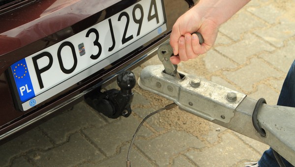 Nawet 30 tys. zł i 500 zł za każdy dzień: tyle kosztują błędy przy jeździe z przyczepą