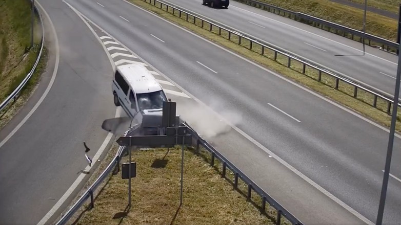 Uderzył w osłonę energochłonną