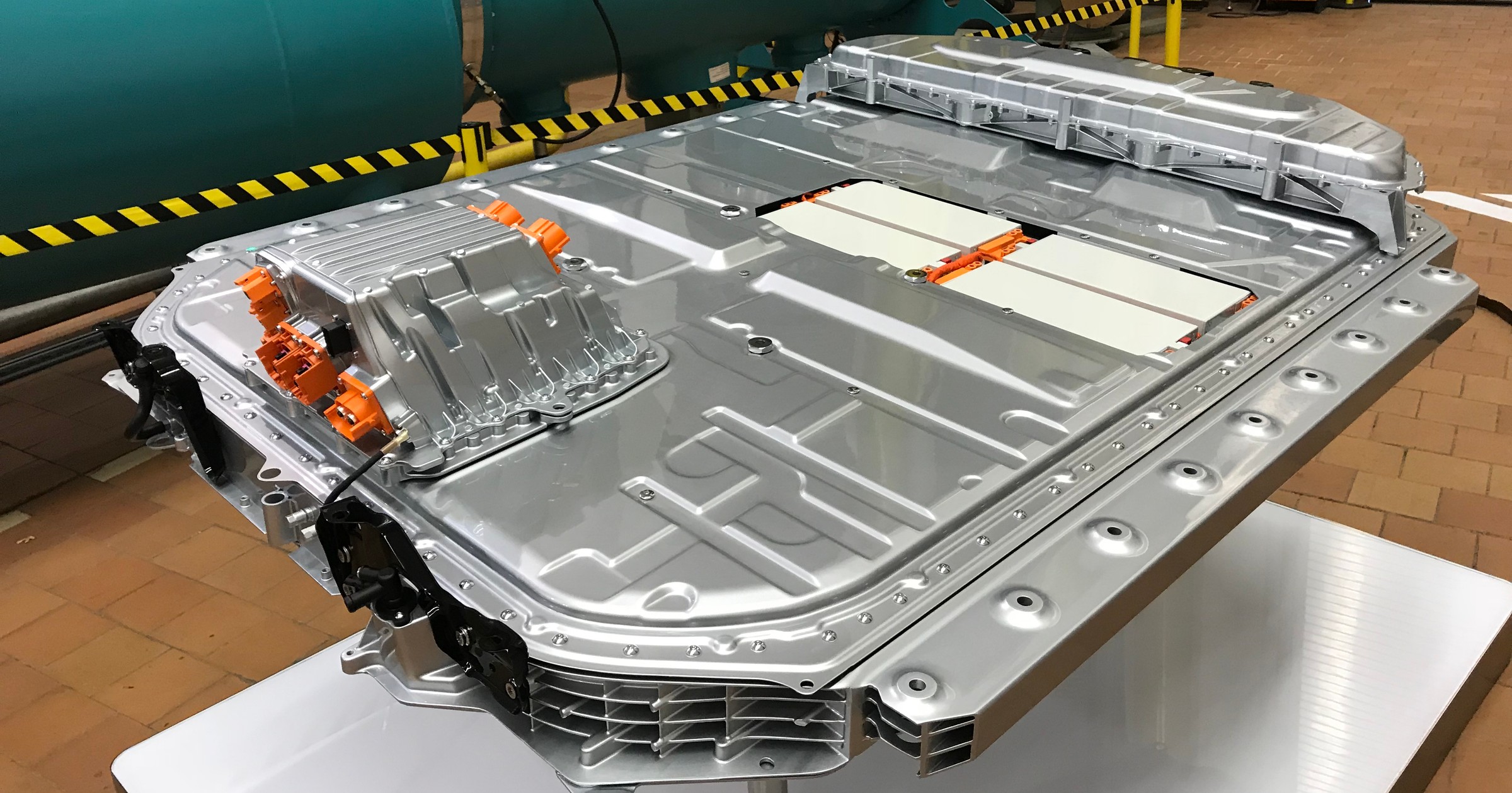 Audi e-tron - moduł z bateriami waży 700 kg. Jest przykręcony do nadwozia