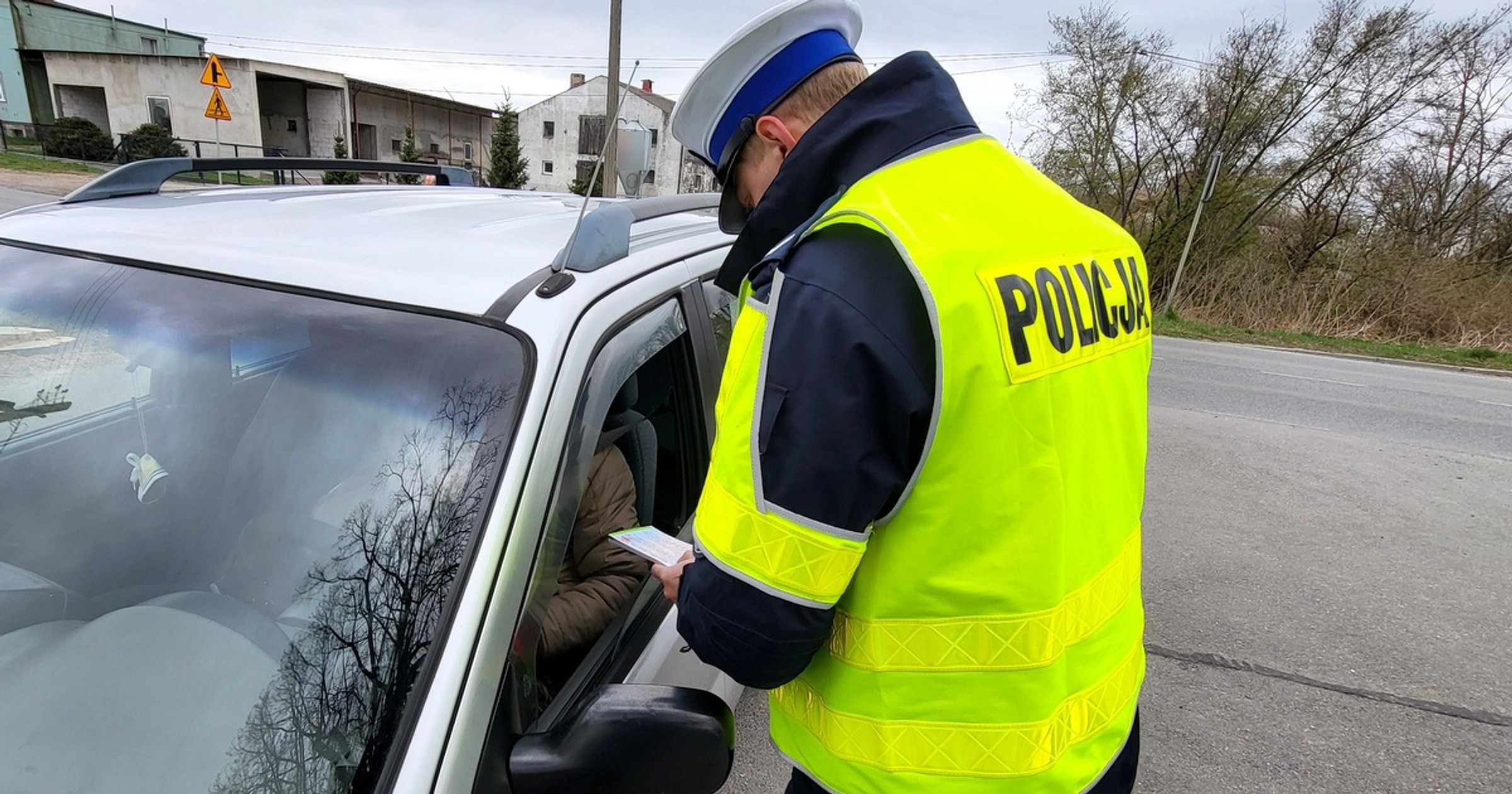 Policjant sprawdzający prawo jazdy kierowcy